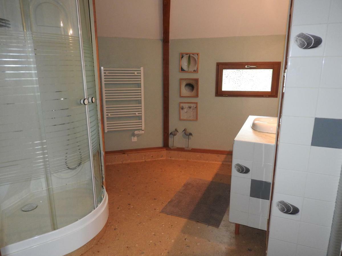 La Maison Ronde Et Ses 2 Cahutes Monthoiron Dış mekan fotoğraf